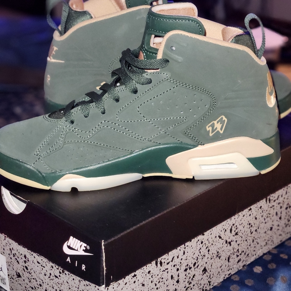 Jordan Jumpan 3-Peat Sneaker Women's Size 8